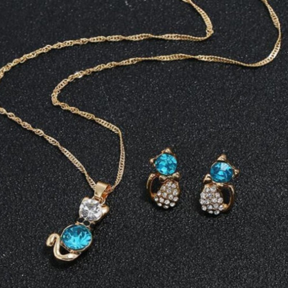 Gorgeous Betsey Johnson Rare Necklace/ Earring Set